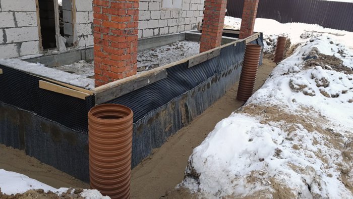 Зимний проект по прокладке ливневки  зимний проект  в Костерёве по прокладке ливневки, глубокого отсекающего дренажа фундамента, утепления и гидроизоляции стен подвала